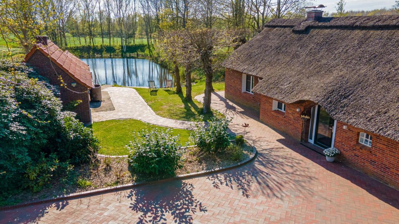 Villa Hübsches Reetdach-Ostfriesenhaus Südbrookmerland Exterior foto
